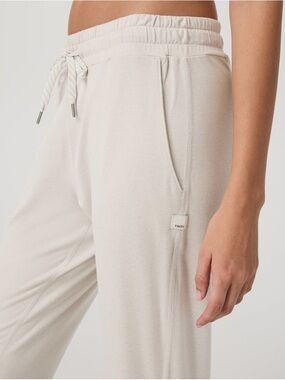 🆕 NWT Vuori Lightweight Performance Jogger Ecru Heather Cream Athleisure Lounge